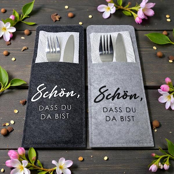Filzbestecktaschen in Anthrazit und Grau mit Spruch „Schön, dass du da bist“, verschiedene Setgrößen.